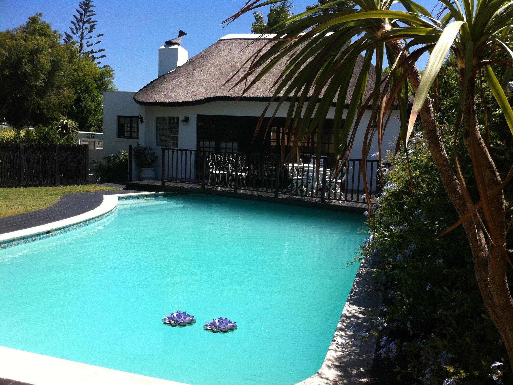 Birkenhead Manor Hotel Bloubergstrand Exterior photo